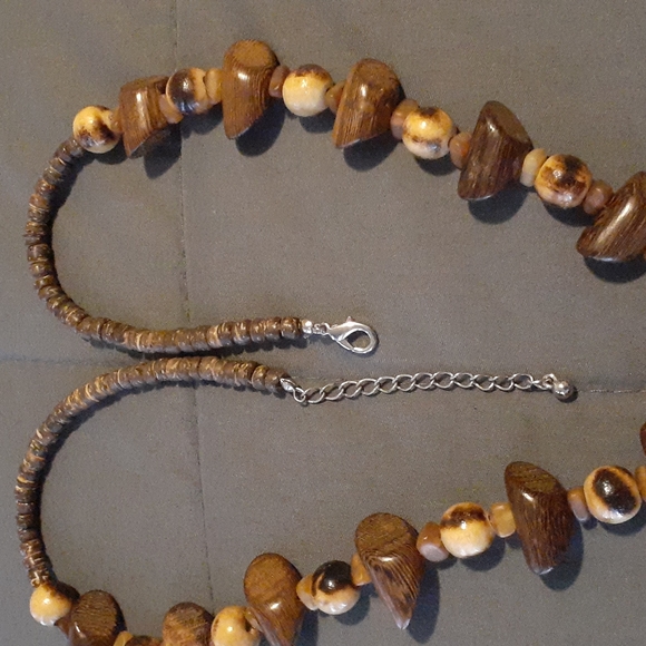 Wooden Necklace. Can I just up to 27 in ( L10 235 B1) - Picture 3 of 3